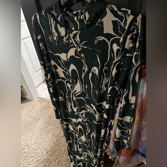 Eloquii Floating Mock Neck Mesh Dress size 24 - Picture 6 of 6